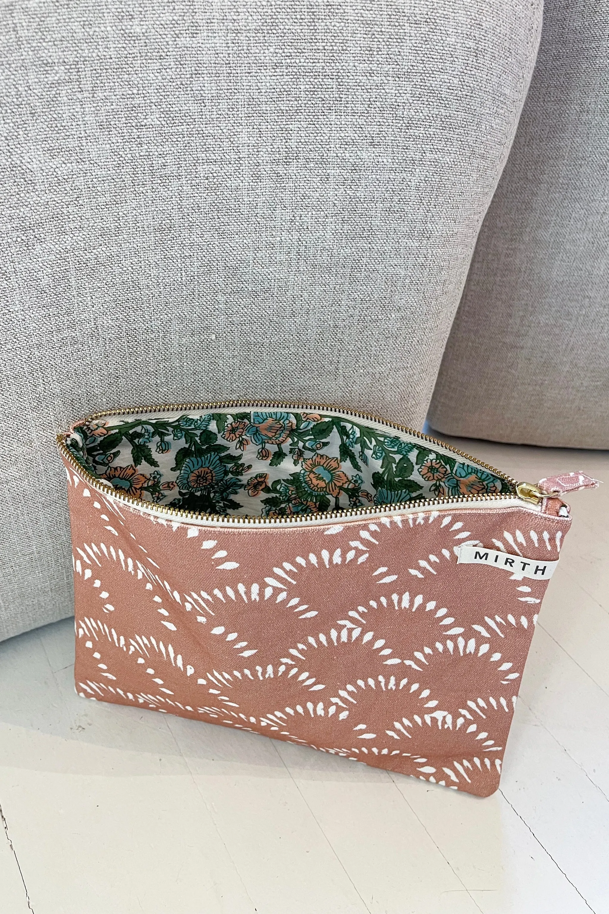 Travel Pouch in Scallop Shell